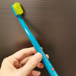 ❁スイスのプレミアム歯ブラシ『クラプロックス』を使ってみました💡定価:1100円(税込)一般的な歯ブラシって毛の本数は700〜1200本らしいけど、この歯ブラシはなんと5460〜12460…のInstagram画像