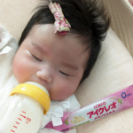 🍼生後2か月の娘は、混合栄養🍼🤱🍀実家や義実家に遊びに行くときは、u0040icreo_officialアイクレオ バランスミルクのスティックタイプを持っていっています🧸💕持ち運びに便利…のInstagram画像