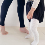 れんちゃんとの脚shot📸🦵妊娠8ヶ月🤰だんだんむくみも気になってきたのでスリムウォーク着圧リブレギンスを試してみました🥰レギンスタイプなのでワンピースの下にもぴったり🥹そして細くみえる！…のInstagram画像