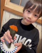お寿司〜〜🍣💕息子が大好きなイクラがお腹いっぱい食べられるまるでいくらソフト🍦（笑）予約なかなか取れないんだけど、久々行けた‼︎子どもの成長を見届けたいから食育グミもしっかり取り入れてるっ…のInstagram画像