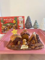 🎄お家でのクリスマスイベントとして、【おかしのまちをつくろう！】を4歳息子ちゃんと作りました🎄こちらの【おかしのまち】は共立食品さんの製菓キットです✨箱を開けた時から声を出して喜んでいて、粘土…のInstagram画像