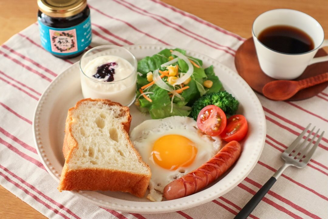 口コミ投稿：。☀️朝ごはん#ジュウニブン食パン で#朝ごはん 。水分たっぷりでもちもち〜♡..#ヨー…