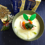 マルサンアイさま『ひとつ上の豆乳 成分無調整豆乳 200㎖』でホワイトシチューを作りました。ほうれん草・ベーコン・人参で、クリスマス仕様に🎄ほかにもカブ・白菜・玉ねぎ・ニンニクを入れて、お野菜…のInstagram画像