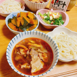 今日の晩ごはん。冬至 なので、ん！の付くもの！うどん とかぼちゃ🎃うどんはu0040shoda_shoyu1873 様のつけうどん😋スープに豚肉と油揚げと長ネギ入れて煮込むだけでとっても美味…のInstagram画像