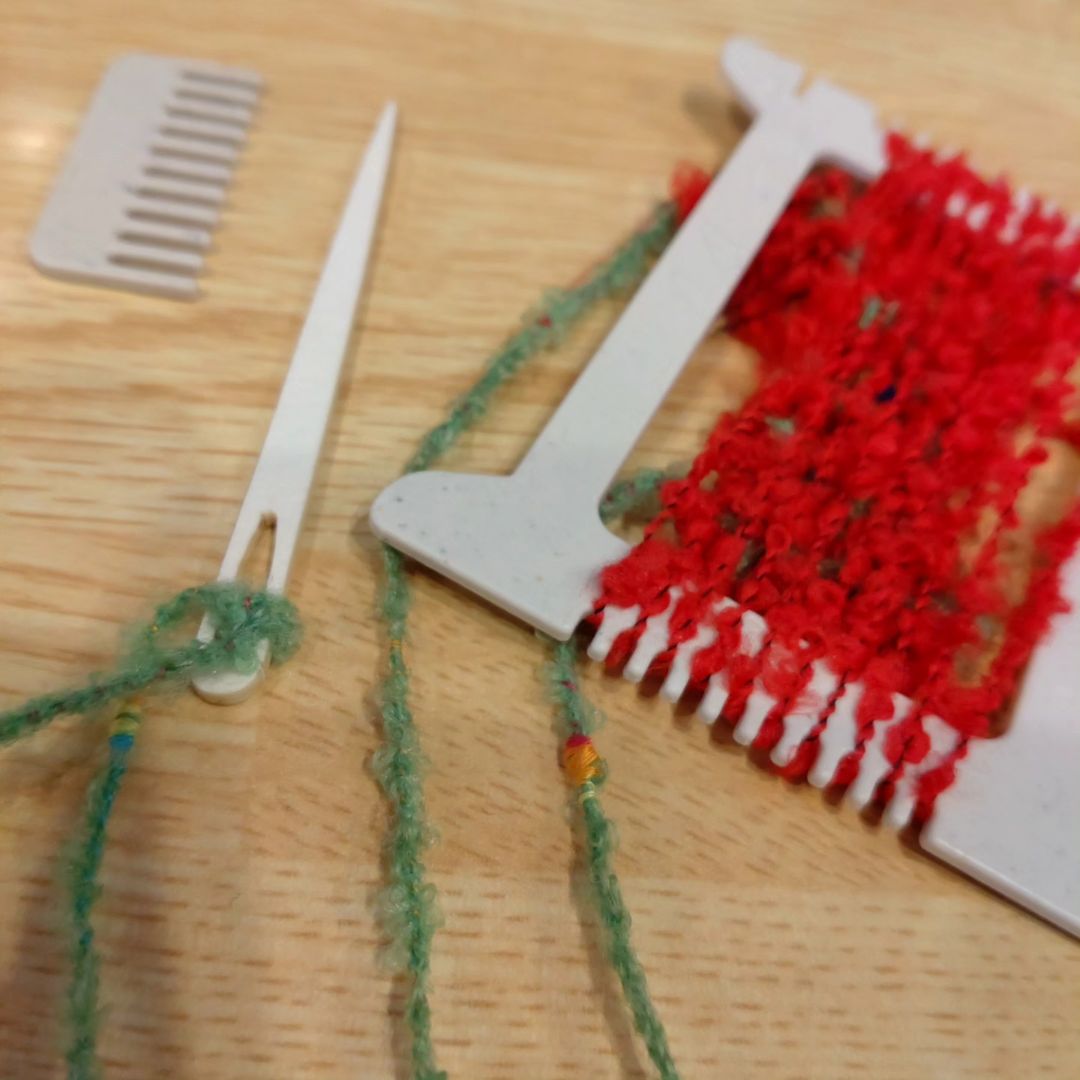口コミ投稿：ポケおりのご紹介♪ちょこっと編み物ができるかわいい織り機です。クリスマスカラーの…
