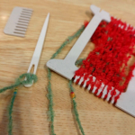 ポケおりのご紹介♪ちょこっと編み物ができるかわいい織り機です。クリスマスカラーの糸をいただいたので、緑と赤でクリスマスぽく編み物してみました！子どももやりたいー！と楽しそうにやっていましたが、…のInstagram画像