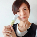 ○とってもいい香りのハンドバームめっちゃ気に入ってます♡ハリーハリー大人のハンドバームロイヤルプルメリアの香りここ数日、本当に乾燥がひどくて手の甲や指先がガサガサ💦寒いし、お湯を使う…のInstagram画像