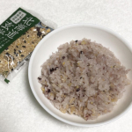 〈北海道玄米雑穀🌾〉11種類の北海道産の玄米と雑穀をブレンドされた玄米雑穀ごはん。ごはんに混ぜて炊くだけで簡単に栄養が摂れます☺️炊き方は白米（2～3合）に本品1袋（70g）を混ぜて…のInstagram画像