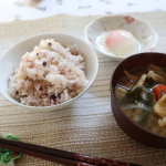 最近、健康のために雑穀米を食べるようになりました🍚【北海道玄米雑穀】は、100％北海道産の11種類の玄米と雑穀をブレンドごはんに加えて炊くだけで手軽に栄養を補給できるってのがうれしいな！モ…のInstagram画像