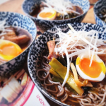 年越しそば夜中に食べるのは嫌なので、おひるごはんに年越しそばを食べるkanako家。今年はちょっとガッツリ系の★★スペアリブ蕎麦★★時間さえあれば、放ったらかしで出来る簡単調理。【…のInstagram画像