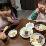 🥰年末年始に、家族みんなで、u0040prebushi_marutomo の鍋つゆを使った鍋料理を2種類、楽しみました✨1つめは、韓国風しゃぶしゃぶ「牛旨白湯」にんにくのコクと牛のうま味…のInstagram画像