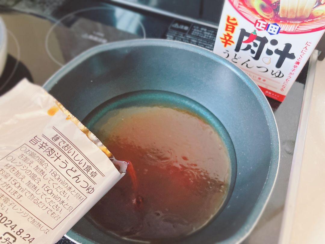 麺でおいしい食卓 旨辛肉汁うどんつゆ 302049.jpg