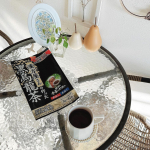 素材にこだわった黒鳥龍茶をいつもの食卓に⋈∗︎*ﾟ中国福建省産の烏龍茶（水仙種）を100％使用した黒烏龍茶♡いつもの食卓にはもちろん、揚げ物や炒め物などの油っこい料理にもぴったり♫ヤカンで…のInstagram画像