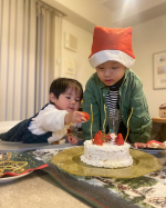 2023 Christmas苺泥棒がジッとせず😂お兄ちゃんとデコったクリスマスケーキも細かすぎて伝わらないHexen house🏠も地味に大変だったけど出来上がるとミニチュア感が可愛い🤍…のInstagram画像
