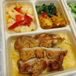 DELI　4食セット　　ご飯つき（半分ブロッコリー）家事、育児、仕事でバタバタな毎日。帰ってからごはんを作るけど、こどもたちの「抱っこして〜」「お茶ちょうだい〜」って声も受けながらなのでへ…のInstagram画像