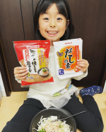 マルトモのかつお節が大好きな家族です！ピーマンとえのきに、だしの素を振りかけたあと、ふわふわ花かつおをたっぷり振りかける！！あとは3分レンジでチンすれば、無限に食べられる副菜の完成！！娘が…のInstagram画像