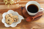 。🍪チョコとくるみのクッキー#クッキー と#コーヒー でほっと一息♪チョコチップ＆くるみ入りのクッキーは卵もバターも不使用でとっても簡単に作れますよ😊レシピはこちら⬇️COOKPAD…のInstagram画像
