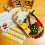 今日のお弁当🍱#チャーシュー 入り。手軽に摂取出来るハイゲンキCの粉末。1包でレモン🍋約5の分のビタミンC！こまめに摂取が必要なビタミンCが手軽に摂取出来るのは助かる！ハイゲンキCはアセロ…のInstagram画像