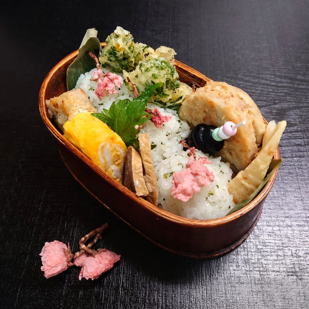 口コミ投稿：#PR #海の精ショップ #今日のお弁当⚫桜の塩漬けおにぎり⚫れんこんのはさみ焼き⚫菜の…