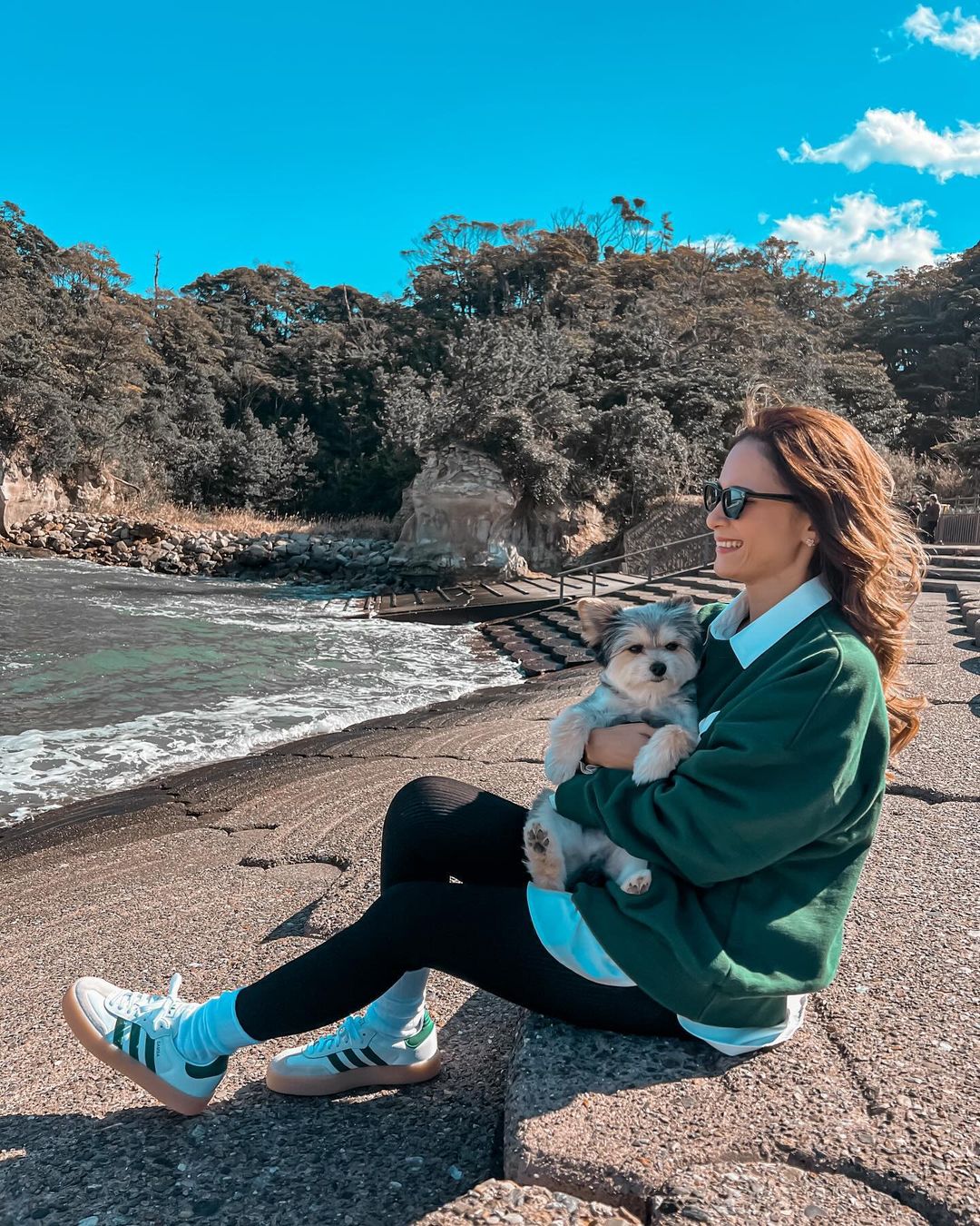 口コミ投稿：..近所の海へお散歩🐶思った以上に風が強かった🥲.楽ちんコーデにはレギンスがピッタリ…