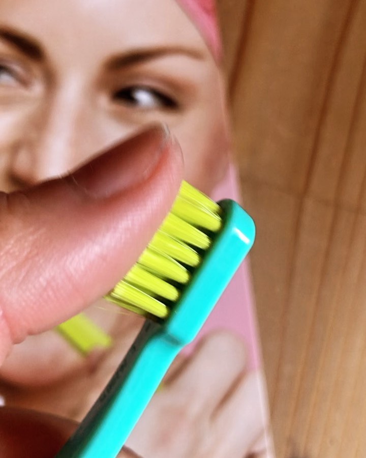 口コミ投稿：歯磨き大好きで、歯ブラシにはこだわりがある私…このカラフルな歯ブラシはスイス生ま…