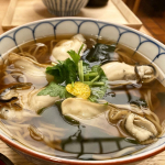 かきそば🥢海外旅行から帰ってきて食べたくなるのがラーメン🍜お寿司🍣お蕎麦中でも冬に食べたくなるのが宮城の牡蠣がたっぷりのったかきそば🥢大きな牡蠣がぷるぷるで美味しい♡#ただいま…のInstagram画像