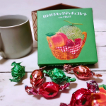 @marychocolate.jp のパチパチはじける食感が人気のチョコレートから姉妹商品が新登場👏🍈🍓はじけるキャンディチョコレートwithFRUIT🍑💚昭和レトロなパッケージが可愛く目…のInstagram画像