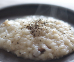 ３０秒でシェフの味🤩今日のお昼は家で食べたいけどどうしよう~~~。悩んでた今日の救世主✺☆必要なのはホカホカご飯とちょっとのお湯𖠚՜混ぜ混ぜして、あっという間にリゾット♡スムー…のInstagram画像