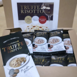トリュフリゾットの素を10袋頂きました✨お洒落な包装にドキドキ。袋を開封したら美味しそうなリゾットの上品な香り✨固形なので綺麗に混ざるか不安だけどお湯をかけたらさらさらっと溶けていきます😊そこで更に…のInstagram画像