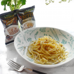 コストコで3300万食を売り上げるピルボックスの たった３０秒で本格トリュフリゾットが作れる濃厚トリュフリゾットの素♪ 温かいごはんにトリュフリゾットの素を乗せて、熱湯をかけてよく混ぜるだけ！マッ…のInstagram画像