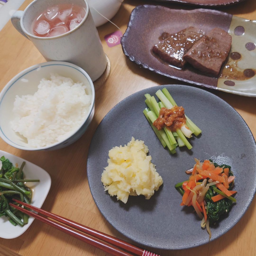 口コミ投稿：昨日半額でゲットした黒毛和牛でステーキにしたよ〜飲み物は#フルーツハーブティー …