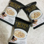 濃厚トリュフリゾットの素、ヘビロテ中♪これ、なんとわずかたった３０秒で本格トリュフリゾットが作れる素敵なアイテム。フリーズドライ製法なのでできる技ですね。ホカホカごはんとお湯だけで完成。混…のInstagram画像