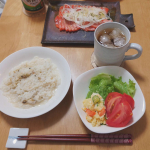 カルパッチョと#トリュフリゾット 今日はポテトサラダをつくったところで力尽きてしまったので、お湯を注ぐだけでできるトリュフリゾットにしたよ〜トリュフの香りがしっかりしておいしかった🙆#PR.#…のInstagram画像