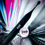 BLACK IS WHITEクラプロックスの製品大好きで、去年からブラシも歯磨き粉も使わせていただいていたけれど、クラプロックスの音波式電動歯ブラシは新感覚「カーボン」ブラシ採用で、カッコいいし歯…のInstagram画像