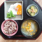 おはようございます☺️本日の朝ごはん🌱三原堂さんの御赤飯 🌱味噌汁 とうもろこし、白菜、油揚げ🌱蛇腹きゅうりの冷菜🌱卵焼きとスナップえんどういただきものの御赤飯は、蒸籠で蒸し直してもっ…のInstagram画像