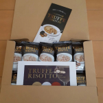 トリュフリゾットの素を使ってみました😊リゾット大好き💕本物のトリュフは食べたことはないけれど(笑)この風味がトリュフなんだ～っと思いながら食べました😊チーズとバターの香りが濃厚ですっご…のInstagram画像