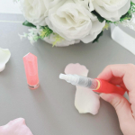 🧵ほつれ止め筆ペンαお試しさせて頂きました✨リボンや布のほつれ止めとしてストッキングの伝線止めにも使えるハンドメイドに大活躍するアイテム🪡PUSHボタンを押すと液が筆に染みてくれる…のInstagram画像