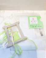 子供とポケおりキットでDYIしています。こちらはいつでもどこでも楽しめるポケットサイズのミニ織り機です。本体とあそび糸がセットになっているので準備するものもないのがありがたいです。最近お裁縫…のInstagram画像