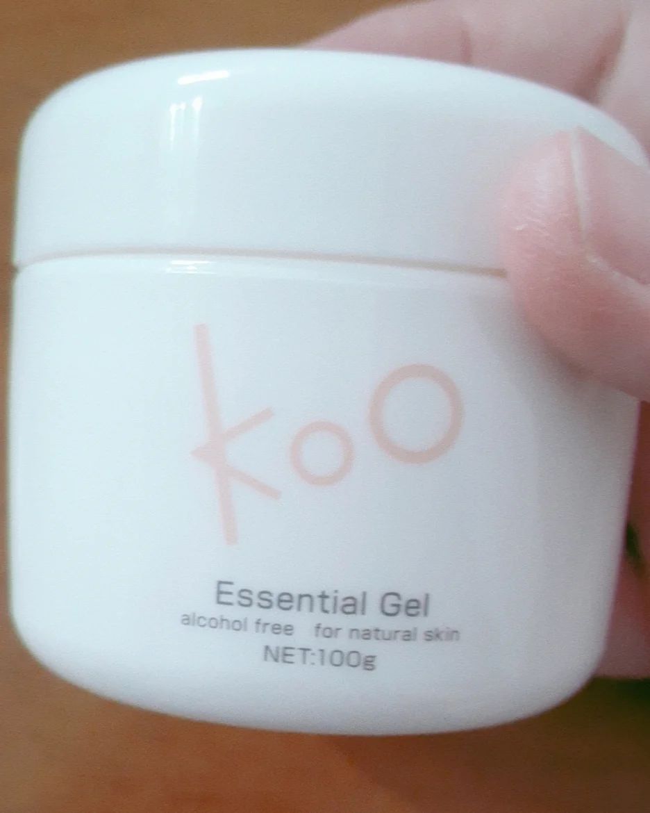 口コミ投稿：Koo エッセンシャルジェルを毎日夜使っています。私は乾燥肌と透明感がないのが悩み…