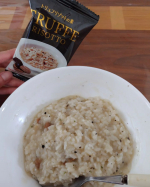 今まで食べたリゾットの中で1番美味しい✨簡単なのに本格的❗お店で食べるようなお味が家でも楽しめるので最高🎵忙しい時にたった1分で出来る、子育て中のママさんにオススメ🌼お好みでこしょうやチ…のInstagram画像