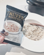 🍽️みんなお昼何食べてる？最近こちらにハマりまくってて🤍簡単でおいしすぎて少しだけリッチな気分に🤏🏽たった３０秒でレストラン級！　至極の濃厚トリュフリゾットの素 ˎˊ˗辛ラーメン…のInstagram画像