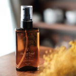 ハーバルリーフ オーガニックヘアオイル驚くほどさらっとしているヘアオイルです！セミロングの長さだと3~4プッシュが適量なんだそう。軽いつけ心地だから思わず多めに使ってしまいそうになります。お…のInstagram画像
