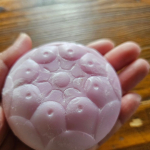 めざめるんで洗顔朝の憂鬱な寝ぼけ肌を撃退!石鹸の可愛い形が癒しです✨今日はお休みですが土曜参観日寝ている間にかいた汗をめざめるんでしっかり洗いひんやりクールになった肌でメイク✨汚れ…のInstagram画像