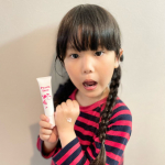 顔や口回りのうぶ毛専門！！抑毛美肌ジェルクリームを使いはじめたの～♪Peach face（ピーチフェイス）という名のかんわいい名前のお品なの🍑おふろあがりに大豆一粒分くらいを塗るとよいのだ…のInstagram画像