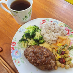 DELI  PICKS 今日は、ハンバーグ　シャリアピンソース♪今日もご飯は半分ブロッコリーにしました🥦雑穀ご飯もとても美味しくて、ブロッコリーもご飯と思い混んで食べています😊ブロッコ…のInstagram画像