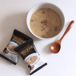 ピルボックスジャパンの『濃厚トリュフリゾットの素』。温かいご飯を用意してお湯をかけて混ぜるだけで簡単に作れるトリュフリゾットです。即席でコクのあるおいしさが味わえてお気に入り。ご飯を少なめ、お湯も…のInstagram画像