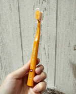 『クラプロックス キッズ 歯ブラシ』(４歳～１２歳) オレンジ ／１,２１０円 のご提供を受けて投稿しています。４歳～１２歳までのお子様のために設計された、小さなお口でも奥まで届くコンパクトなブラ…のInstagram画像