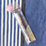 .布用ミルキーなまえペン ホワイト濃い色の布にお名前を書けるペンです🖤子供が紺や黒が好きなので名前つけするときに書く場所がないと焦る💦でもこれなら直接濃い色の生地にお名前が書けて便利です…のInstagram画像