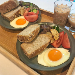 .【朝ごはん】○グラノーラ食パン○目玉焼き○サラダ多摩の名店ベーカリームッシュイワンのパンが何と我が家に！！こちら冷凍パンなのですが、あまりに美味しくてびっくり。都会の美味しいパンが…のInstagram画像