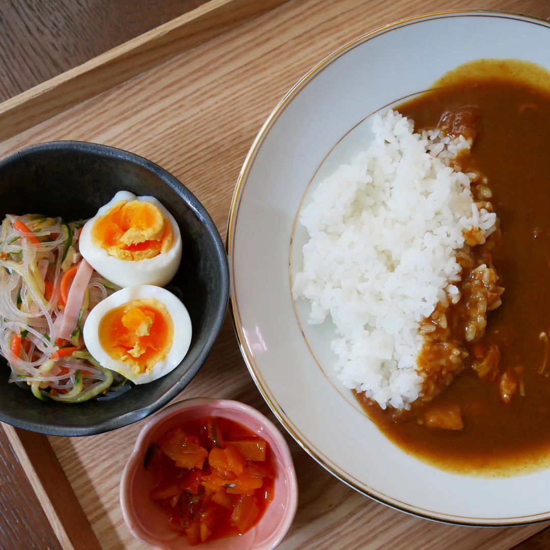 口コミ投稿：今日の昼ごはんはチキンカレー、サラダは春雨サラダにしました。ドレッシング代わり…